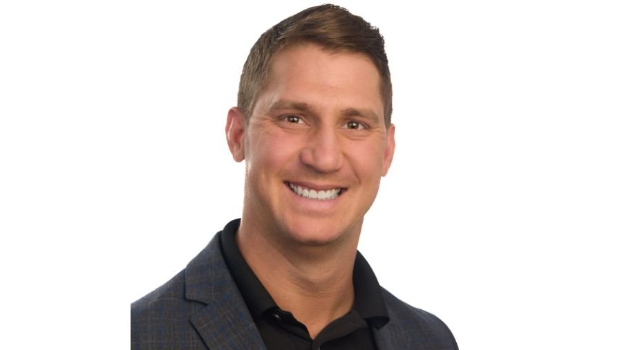 Derek DeShaw headshot