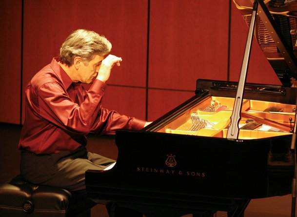 Peter Gach, piano