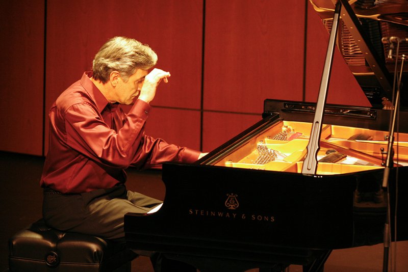 Peter Gach, piano